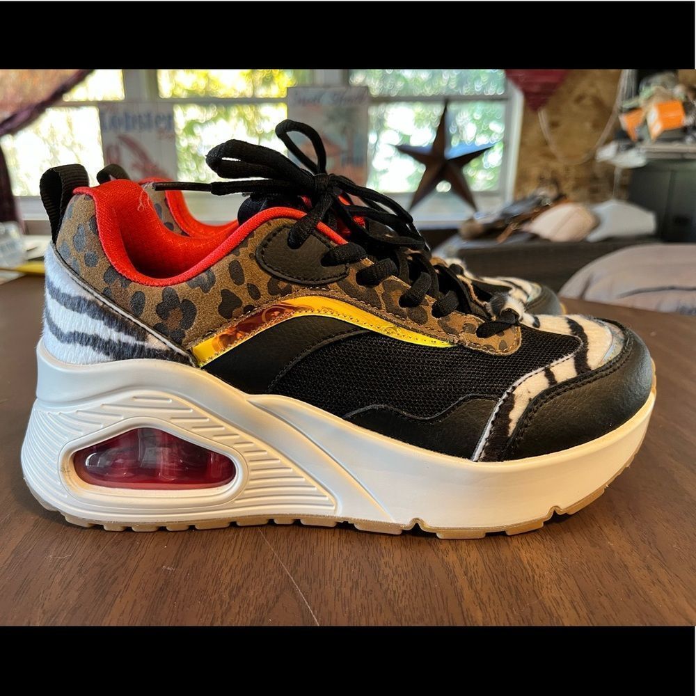 Skechers platform sneakers with tiger print and leopard print Size 7.5 - Picture 2 of 9